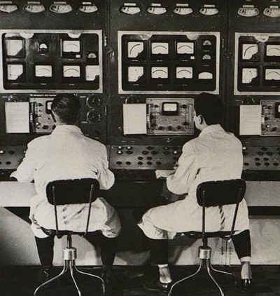 Сотрудники ЛОЭП «Светлана» у стенда для испытания генераторных ламп. 1969 год