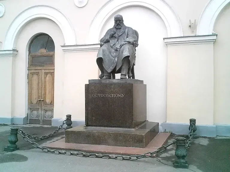 Театральная площадь