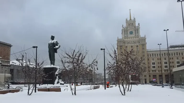 В. В. Маяковскому